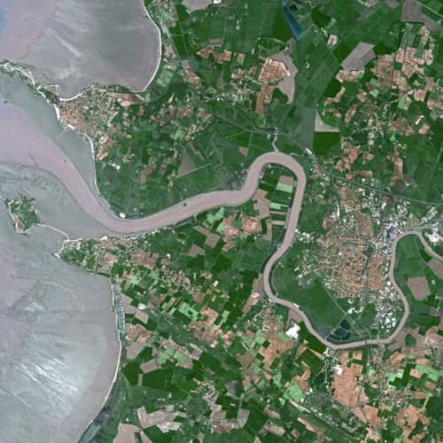 L'embouchure de la Charente et la ville de Rochefort prises par le satellite Spot. © Cnes - Spot Image licence <em>Creative Commons</em> Paternité – Partage des conditions initiales à l’identique 3.0 Unported