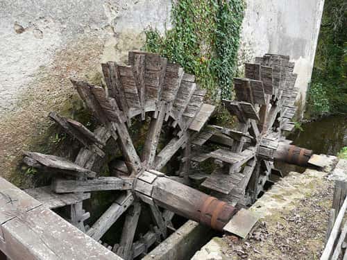 Les roues du moulin de Chabrot sur la Tardoire, Montbron, Charente, France. © Père Igor, GNU <em>Free Documentation License</em>, Version 1.2