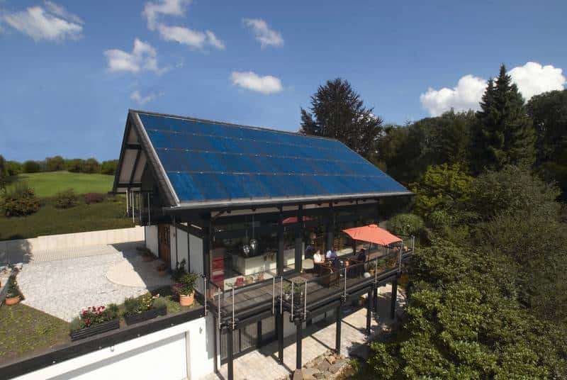 Installation photovoltaïque autonome capable de couvrir tous les besoins de la maison. © Solar World