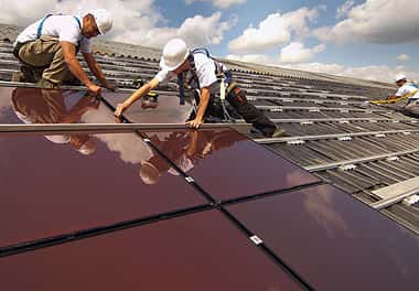 L’installation en toiture implique d’être formé aux règles <br />de l’art du métier de couvreur et de poseur de panneaux <br />photovoltaïques. © <a href="http://www.solewa.com" target="_blank">www.solewa.com</a>