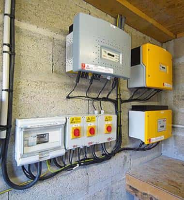 La qualité de conception de l’onduleur-générateur (en gris) influe <br />sur celle du courant produit. Pour garantir un bon fonctionnement, <br />les installations sont équipées de parasurtenseurs. © www.solewa.com