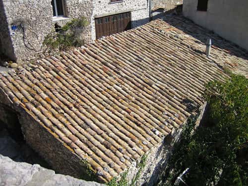 Toit en tuile-canal, photo d'un toit dans la commune de Bouyon, dans les Alpes Maritimes. © Emerix, libre de droit