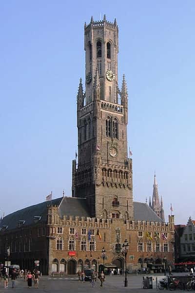 L’impressionnant beffroi de Bruges, avec ses 83 mètres de hauteur, domine la Grand-Place depuis 800 ans. © Larry et Linda Ellis, CC by-nc 2.0