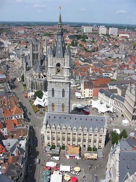 Construit en moins d’un siècle, Le beffroi de Gand surplombe la ville et les terres de Flandres du haut de ses 91 mètres, offrant au visiteur un panorama exceptionnel. © Donarreiskoffer, CC by-nc 3.0