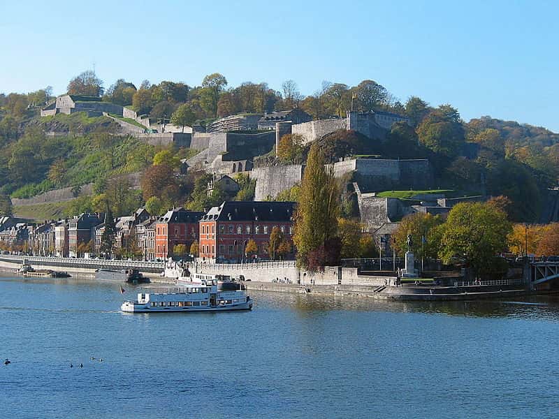 La citadelle de Namur est l’un des plus beaux vestiges du Moyen Âge belge. Aujourd’hui, le touriste peut se promener sur ce site historique accroché à la Meuse, avec de nombreux parcours commentés. © Anoel, CC by-nc 3.0 