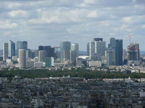 Quartier d'affaires de la Défense vu depuis la tour Montparnasse à Paris. © Simdaperce, licence <em>Creative Commons</em> Paternité – Partage des conditions initiales à l’identique 3.0 Unported, 2.5 Générique, 2.0 Générique et 1.0 Générique
