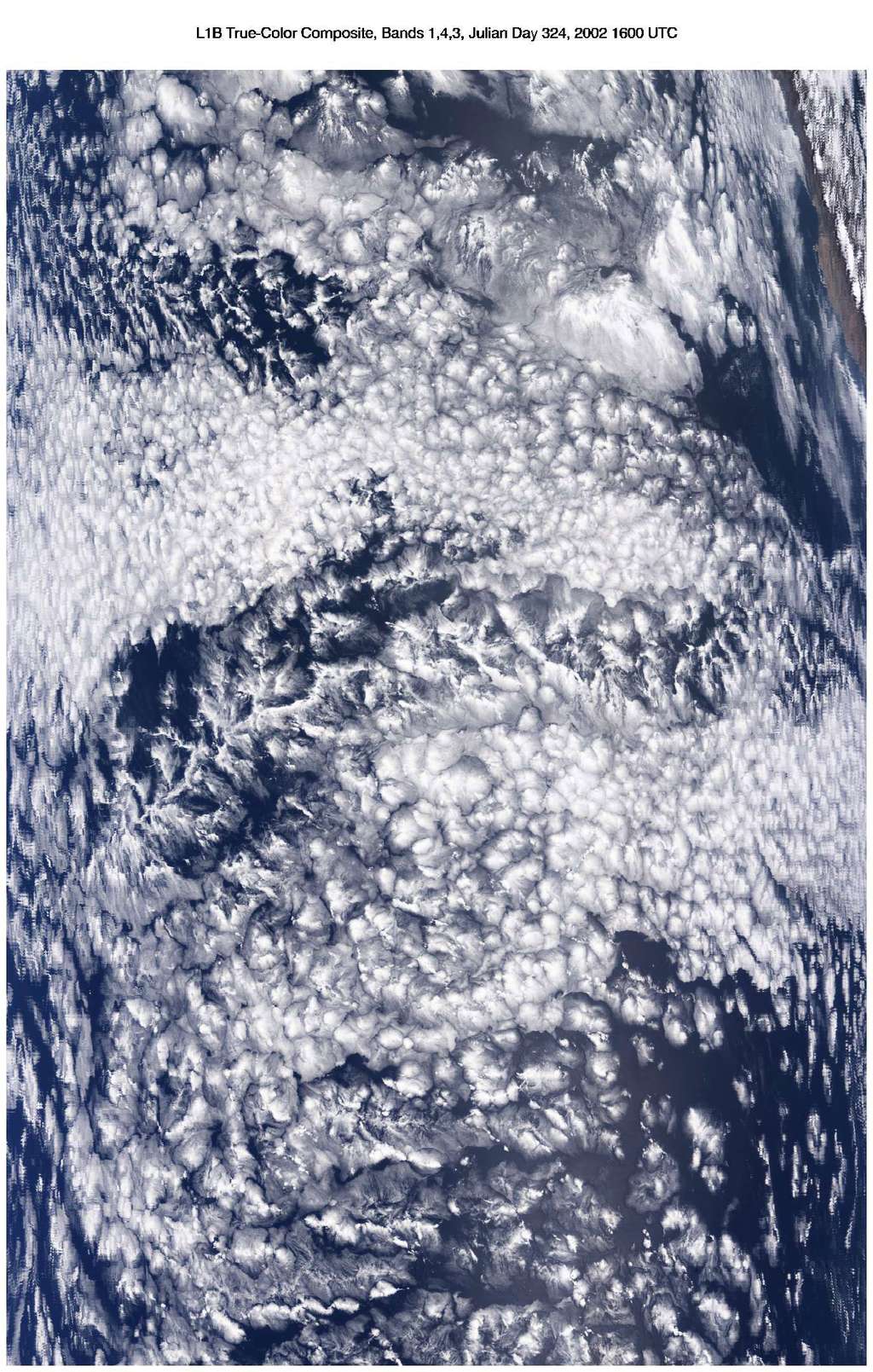 Stratocumulus au large des côtes du Pérou. Ces nuages y sont permanents mais présentent un cycle diurne. Le contraste de leur albédo avec celui de la surface de la mer est important alors que leur faible altitude ne leur permet qu’un effet de serre très modéré. Ces nuages tendent donc à refroidir la planète. © Nasa, Modis sur le satellite Terra