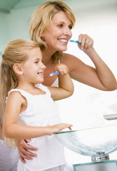 Se brosser les dents au moins deux fois par jour permet de garder une bonne santé dentaire. © Phovoir