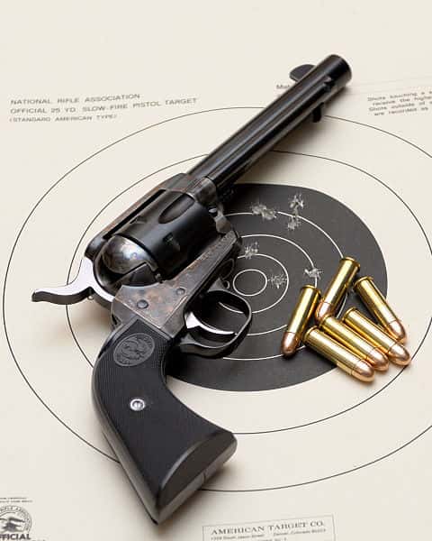 Les armes à feu laissent des traces caractéristiques sur les cadavres. © David Stoerman, Wikimedia, domaine public