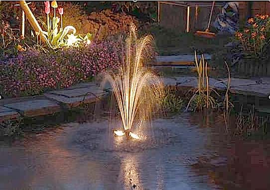 Jet d'eau et éclairage pour un bassin de jardin. © Aquatechnobel