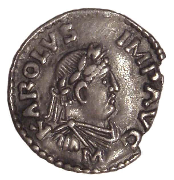 Cette pièce de monnaie frappée sous Charlemagne montre ce dernier en tenue d'empereur romain. © DR