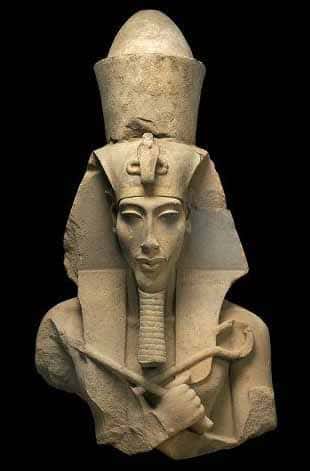 Les portraits d'Akhenaton montrent un visage beaucoup plus réaliste que ceux des pharaons traditionnels, ce qui le rend facilement reconnaissable parmi les statues de l'Égypte antique. © DR