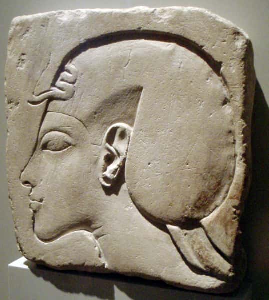Relief représentant Akhenaton après l'an 5 de son règne, au <em>Neues Museum</em> de Berlin. © Keith Schengili-Roberts, <em>Wikimedia Commons</em>, CC by-sa 3.0