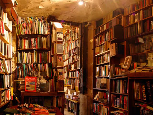 Des matières premières à l'acheminement en librairie, le transport des livres engendre un impact important sur l'environnement. © gadl, Flickr CC by 2.0