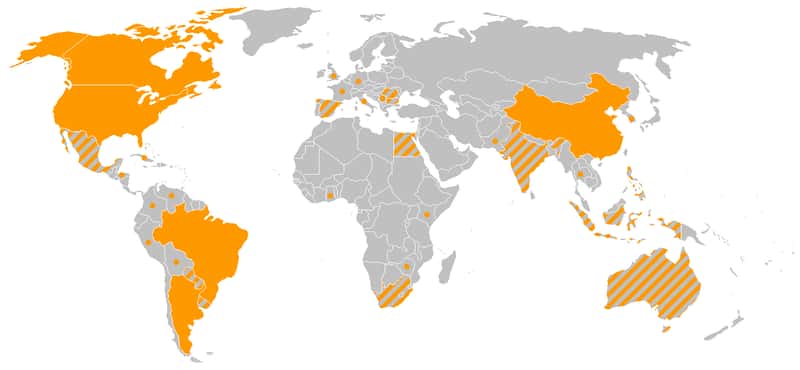 Les pays producteurs d'OGM en 2005 (en orange, les 5 pays qui représentent 95 % de la production mondiale d'OGM, en rayé, les pays qui commercialisent les OGM, et un point correspond aux pays qui expérimentent les OGM). © Domaine publique