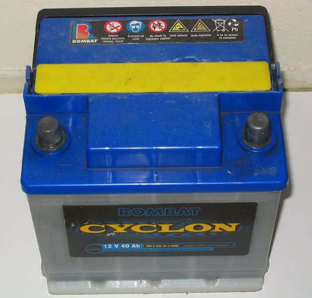 Sur l'emballage de cette batterie au plomb, il est indiqué (en symbole) qu'elle ne doit pas être jetée dans une poubelle classique, à cause de la présence de plomb. © DR