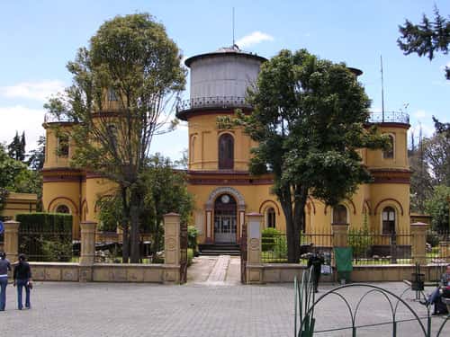  L’observatoire jésuite du XIX<sup>e </sup>siècle de Quito (Équateur). L'observatoire jésuite est situé dans le parc de la Alameda et il fut en 1873 le premier observatoire national sud-américain. Comme beaucoup de constructions de prestige des nouveaux États sud-américains nés au XIX<sup>e</sup> siècle, il est une copie d’un modèle européen, ici, l’observatoire de Bonn en Allemagne. Chassés par les Espagnols et les Portugais d’Amérique en 1767, les jésuites y retournèrent peu à peu quelques décennies après les indépendances, une fois tarie la vague anticléricale issue de la révolution de Bolivar qui assimilait l’Église à l’Espagne. Ils se consacrèrent à la formation des nouvelles élites, notamment par un enseignement scientifique nourri par leurs recherches en astronomie, météorologie et sismologie faites dans un réseau international d’observatoires. © Marc Figueras, Wikipédia CC