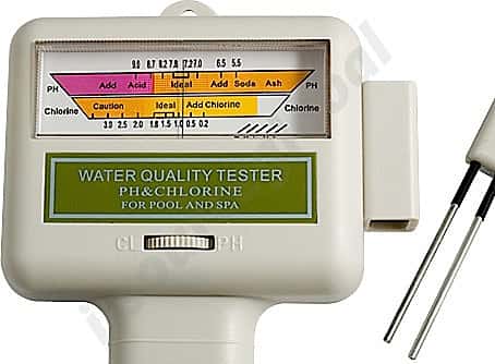 Testeur électronique à sonde pour mesurer les niveaux de chlore et de pH des spas et piscines. Fonctionne avec une pile alcaline AA de 1,5 V. Prix : 25 €. © i-source-global.com