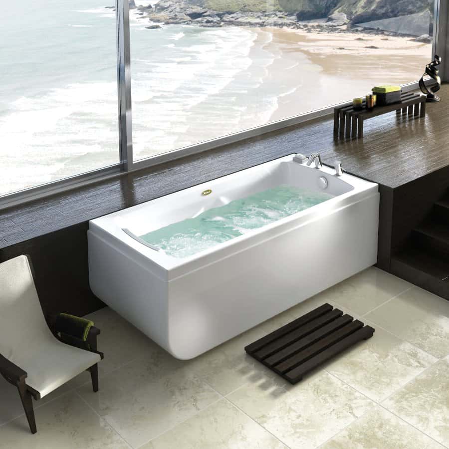 Cette baignoire balnéo est disposée d'un mélange air/eau et des options de chromothérapie. © Jacuzzi<sup>®</sup>