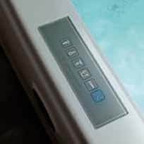 Les commandes sont intuitives et intégrées à la baignoire balnéo. © Jacuzzi<sup>®</sup>