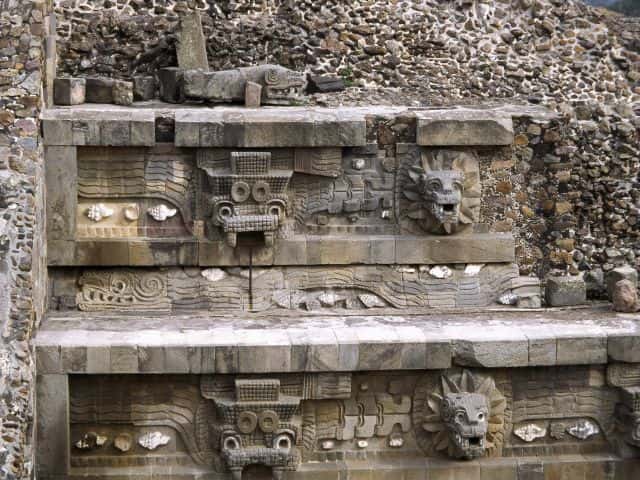Décor sculpté du temple du Serpent à plumes, appelé Quetzacoatl par les Aztèques. © Altevir Vechia, DP