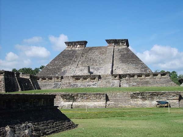 Le bâtiment 5 est l’un des temples visibles sur le site d’El Tajín. © Simon Burchell, Wikimedia Commons, CC by-sa 3.0