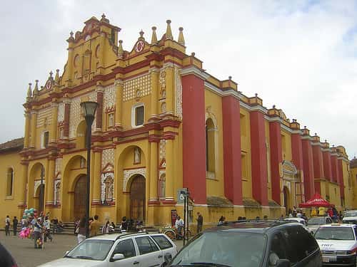 La cathédrale de San Cristóbal de Las Casas, avec ses teintes rouges et jaunes. La commune a été désignée comme la « plus magique des villes au Mexique ». © Paolo Maspoli