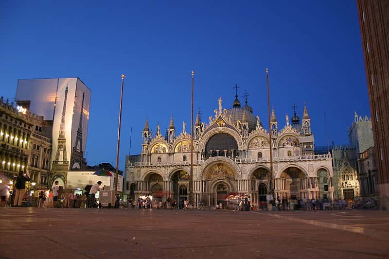 La basilique Saint-Marc sur la place du même nom, à Venise. On distingue un pan du campanile sur la droite de l’image. La place Saint-Marc a longtemps été le centre économique, politique et religieux de la république de Venise. © Casey, CC by-sa 3.0