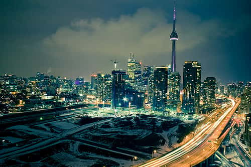 La tour CN trône au beau milieu de la ville de Toronto. © Tomms