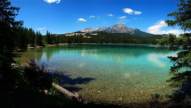 Le lac Edith, au parc de Jasper, l'un des parcs des montagnes rocheuses canadiennes. © Smackaay, CC by-nc 3.0