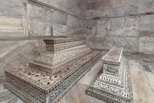 Tombes de Shâh Jahân et Mumtaz Mahal au cœur du Taj Mahal, chef-d’œuvre universellement admiré du patrimoine mondial. © Donelson, GNU 1.2