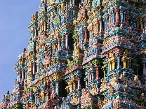 Les tours du temple de Mînâkshî offrent un panorama haut en couleur avec ses animaux, ses dieux et ses démons peints. © Kmacelwee