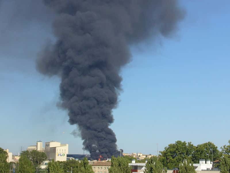 Un incendie peut provoquer une combustion incomplète et la production de dioxines, pouvant contaminer les animaux des environs. © Xavilleida, Wikimédia, CC by-sa 2.5