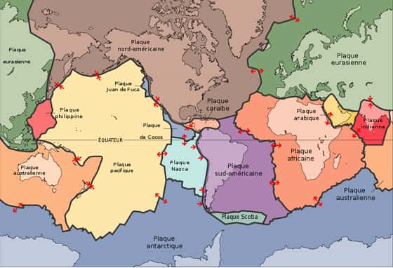 La tectonique des plaques est un des risques naturels. Le principe clé de la tectonique des plaques est que la lithosphère est formée de plaques distinctes et séparées, qui se déplacent sur l'asthénosphère solide viscoélastique. La fluidité relative de l'asthénosphère permet aux plaques tectoniques de faire des mouvements dans différentes directions. Cette carte montre 15 des plus grandes plaques. Notez que la plaque indo-australienne pourrait être séparée entre les plaques indienne et australienne, qui sont montrées séparément sur cette carte. © Domaine public