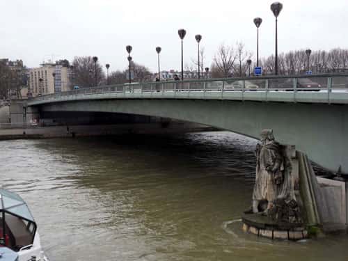   <br />À gauche, la célèbre statue du zouave du pont de l’Alma à Paris : lorsqu’il a les pieds dans l’eau (côte supérieure à 3,5 m), la Seine est en crue et les voies sur berges sont fermées. Lors de la crue de 1910, l’eau est arrivée à ses épaules ! À droite, sur le bâtiment situé à l’entrée du parc de Saint-Cloud est rivée une plaque indiquant le niveau atteint par la Seine en crue le 28 janvier 1910. © J.-M. Bardintzeff