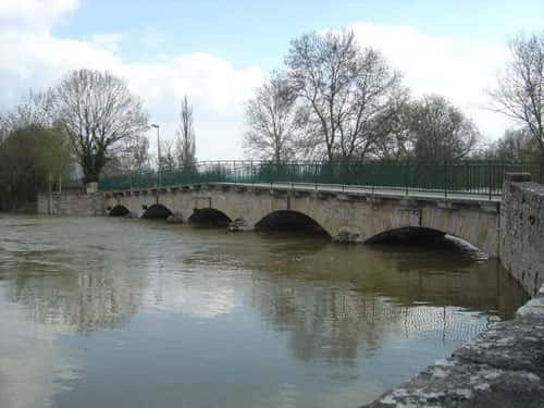  <br />Messeugne - La Grosne en crue à Messeugne (département de Saône-et-Loire) le 11 avril 2006. Une semaine plus tard, la rivière a retrouvé son lit. © J.-M. Bardintzeff