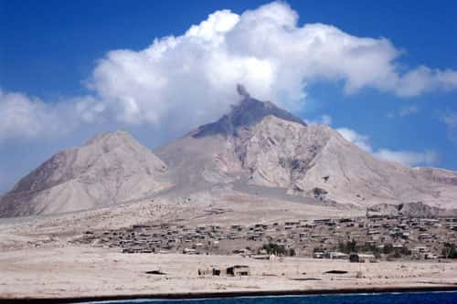  Le volcan Soufriere Hills, dans l’île de Montserrat aux Antilles, le 25 février 2010. Au premier plan, la ville de Plymouth, évacuée et recouverte par des dépôts de retombées de cendres, de nuées ardentes et de lahars. © J.-M. Bardintzeff
