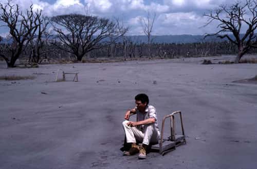 La ville de Rabaul en Papouasie-Nouvelle-Guinée a été recouverte de plusieurs mètres de cendres lors de l’éruption du Tavurvur. J.-M. Bardintzeff est assis sur la chaise de l’arbitre du terrain de tennis ! © J.-M. Bardintzeff/P. de Saint-Ours