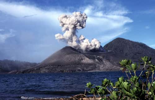 Les volcans insulaires ou côtiers, tels le Tavurvur en Papouasie-Nouvelle-Guinée, peuvent provoquer des tsunamis. © J.-M. Bardintzeff 