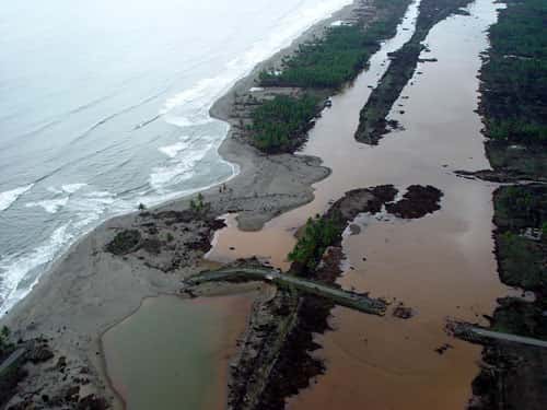  La vague du tsunami du 26 décembre 2004 a balayé les côtes de Sumatra. © P. Wassmer