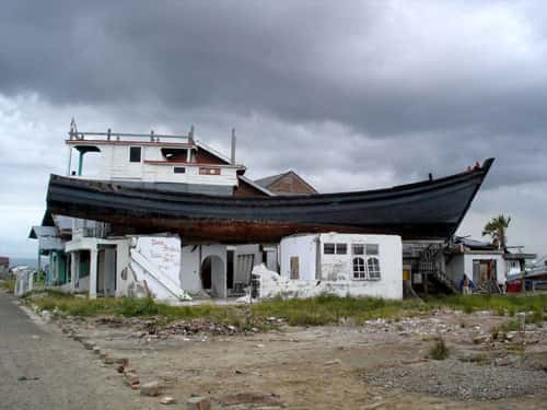 Le tsunami du 26 décembre 2004 à Sumatra -  Indonésie : la mer en avançant puis en se retirant a déposé des bateaux un peu partout dans la zone dévastée, parfois à plus de deux kilomètres à l'intérieur des terres ! © P. Wassmer