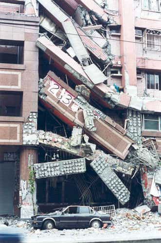 Séisme de Chichi : un immeuble (parmi beaucoup d’autres) s’est effondré à Taichung car le séisme a entraîné la déstabilisation des fondations de la partie droite de l’immeuble qui s’est affaissée par rapport à la partie gauche. © D. Raymond