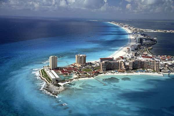 Vue aérienne de la plage de Cancún, station balnéaire dans le sud-est du Mexique. © Safa, Wikimedia Commons, GNU 1.2