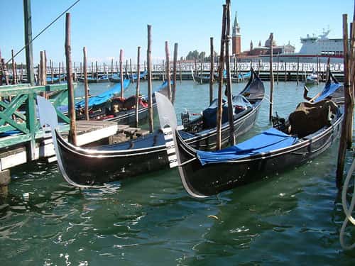 Gondoles à Venise. Jusqu’à la seconde guerre mondiale, certains commerçants aisés de la ville employaient des gondoliers pour leur service personnel. © Radomil, CC by-sa 3.0