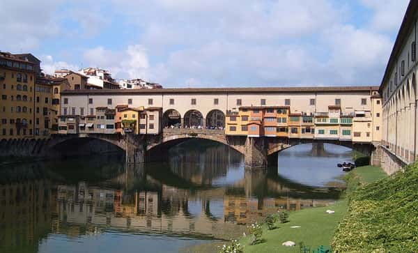 Le Ponte Vecchio, à Florence, est constitué d'une rue piétonne et d'une galerie marchande. Il s’agit du seul pont de la ville à ne pas avoir été détruit en 1944. © Markus Bernet, CC by-sa 2.5