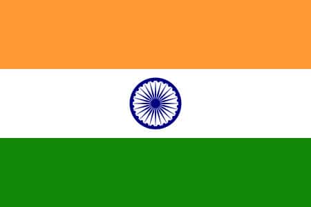 Le drapeau de l'Inde. Au centre, en bleu, le chakra d'Ashoka qui tourne représente la roue éternelle de la loi. Le safran symbolise les hindous, le vert les musulmans, et le blanc les autres communautés religieuses du pays. © DP