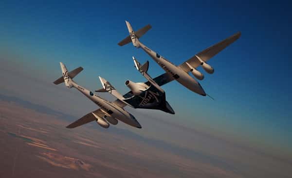  <br />Plusieurs tests sont réalisés avec le SpaceShipTwo. Certains sont effectués en vol captif avec le WhiteKnightTwo (image de gauche), d'autres en vol plané (image de droite). © Virgin Galactic