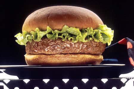 Le hamburger est l'un des symboles de la restauration rapide, composante de l'alimentation moderne. © Len Rizzy, DP