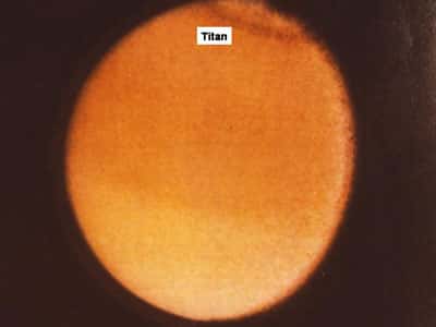 Les composés de l'atmosphère de Titan intéressent les exobiologistes. © DR