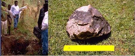 L'un des plus gros fragments de la météorite de Mbale, découvert en Ouganda le 14 août 1992. Il s'agit d'une chondrite de type L5-6. Bien qu'il ne s'agisse pas d'une sidérite, notez sur sa croûte les dépressions sombres en forme d'empreintes digitales. À gauche, le cratère d'impact. © Documents de la DMS
